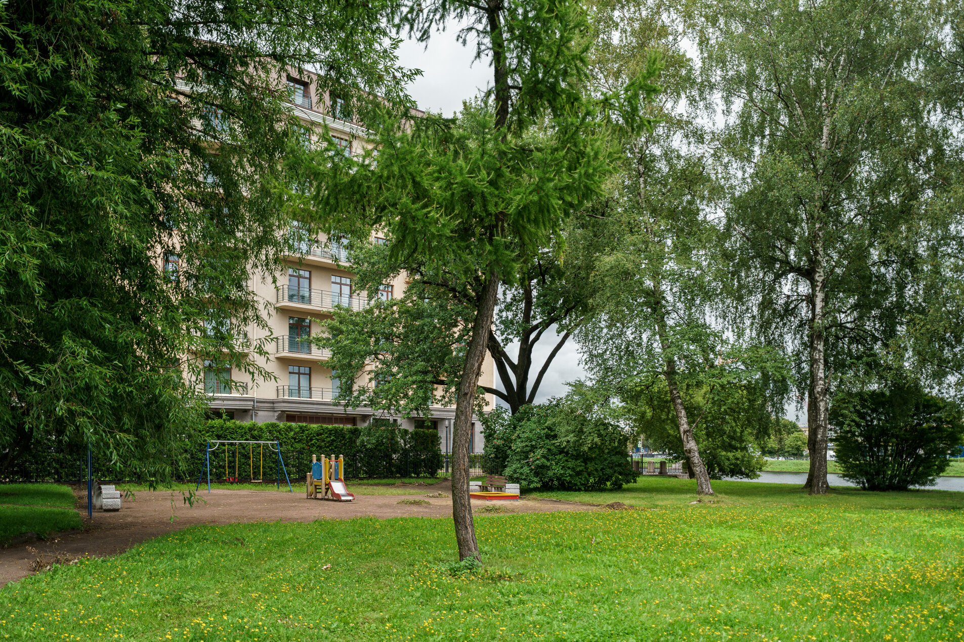 Сквер для прогулок рядом с домом 'Brilliant House' Динамо пр., 6
