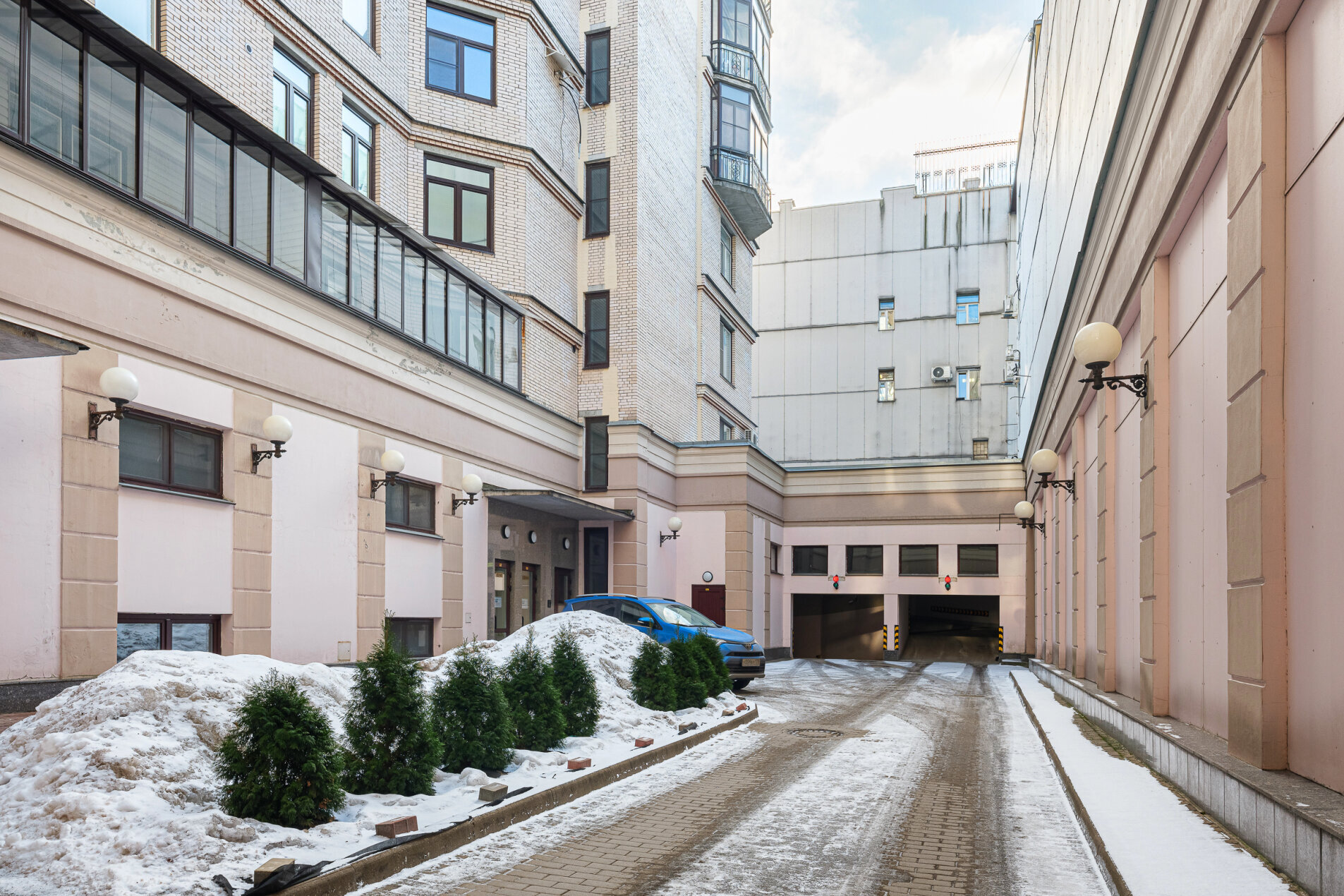 Въезд в подземный паркинг 'Петербургская классика' Захарьевская ул., 33