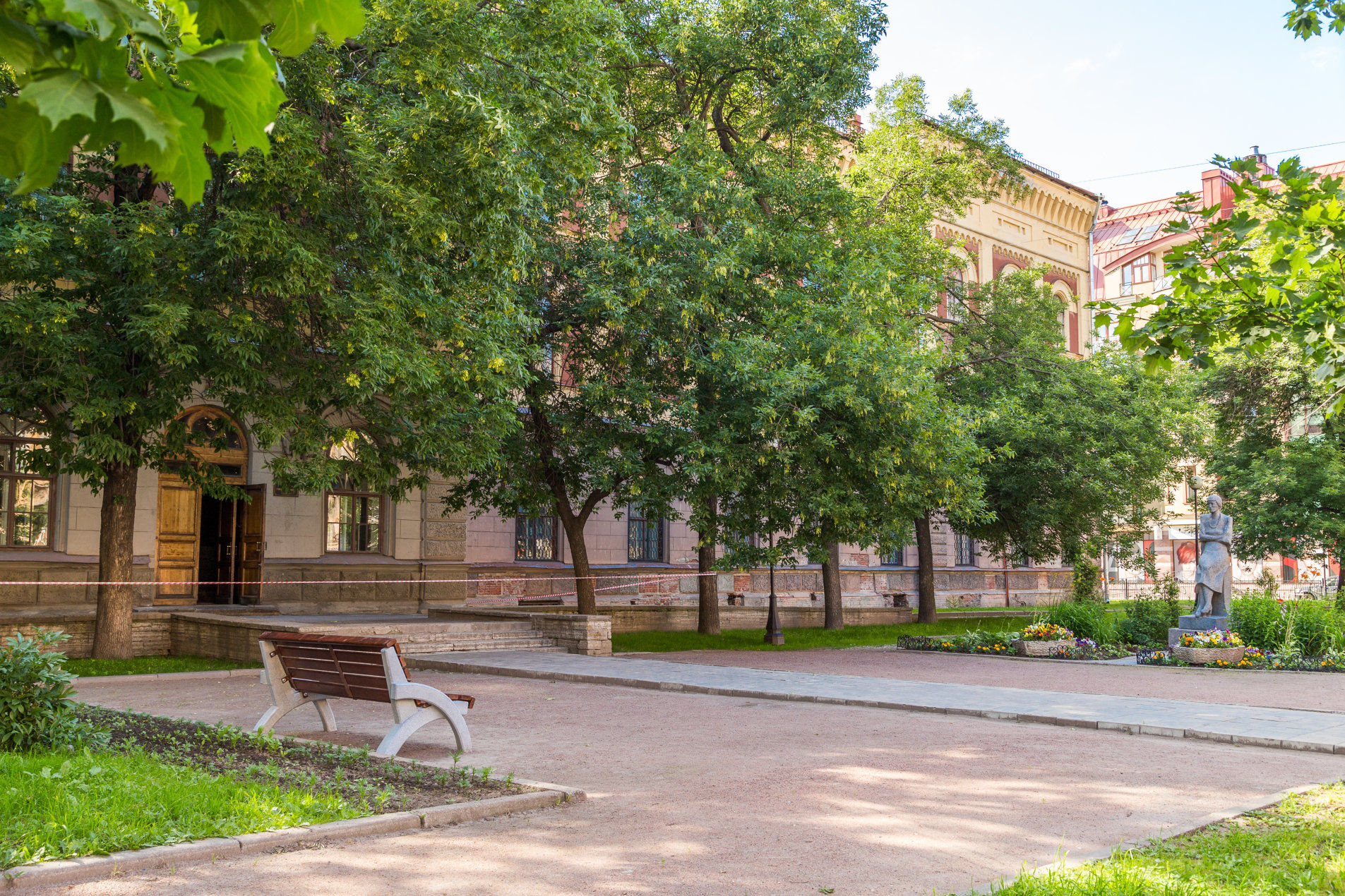 Сквер перед домом 'Петербургский стиль' Восстания ул., д. 8А Сквер перед домом 'Петербургский стиль' Восстания ул., д. 8А