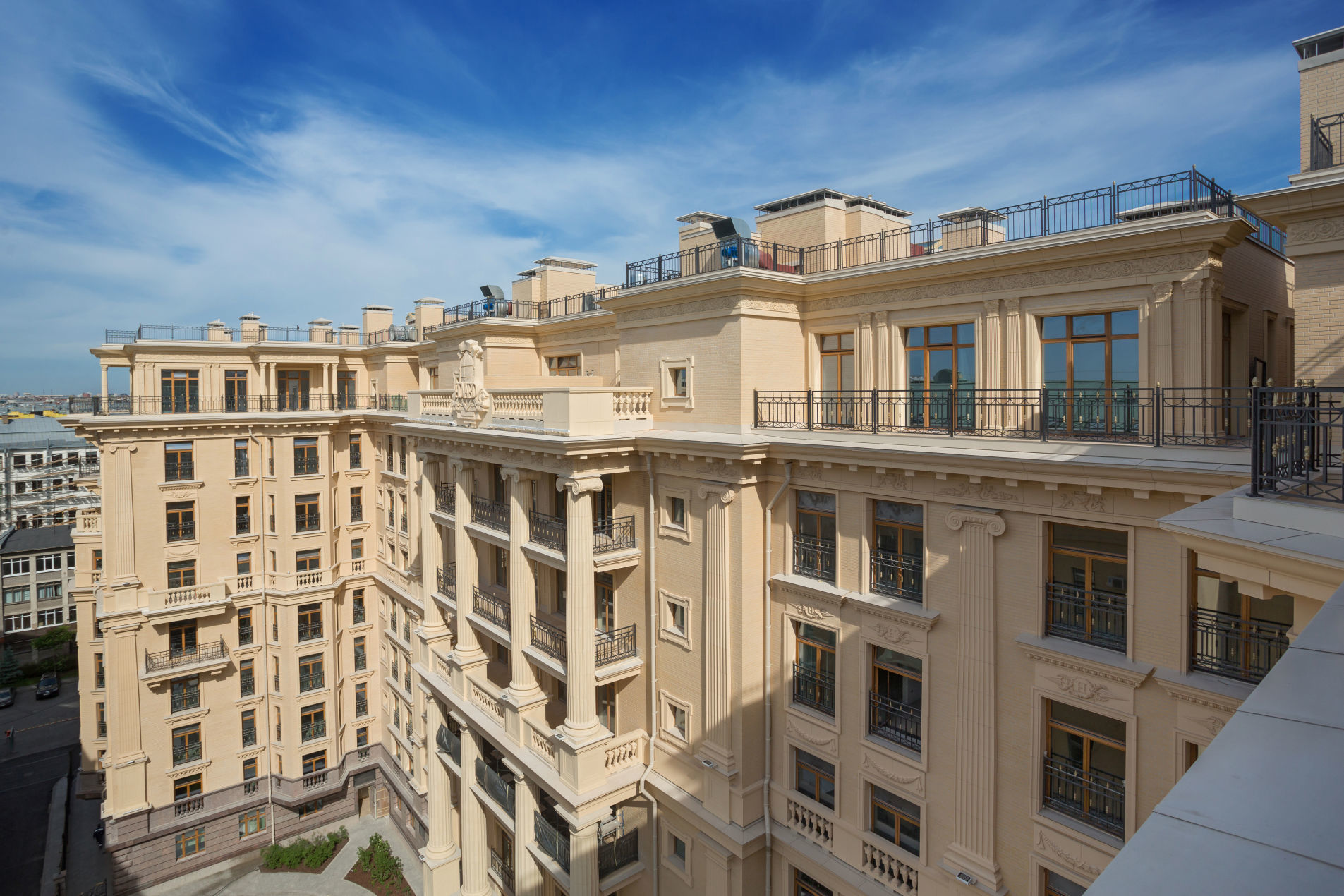 Французские балконы и пилястры украшают фасад 'Фонтанка, 76. Hovard Palace' Фонтанки наб., 76, корп. 2 Французские балконы и пилястры украшают фасад 'Фонтанка, 76. Hovard Palace' Фонтанки наб., 76, корп. 2