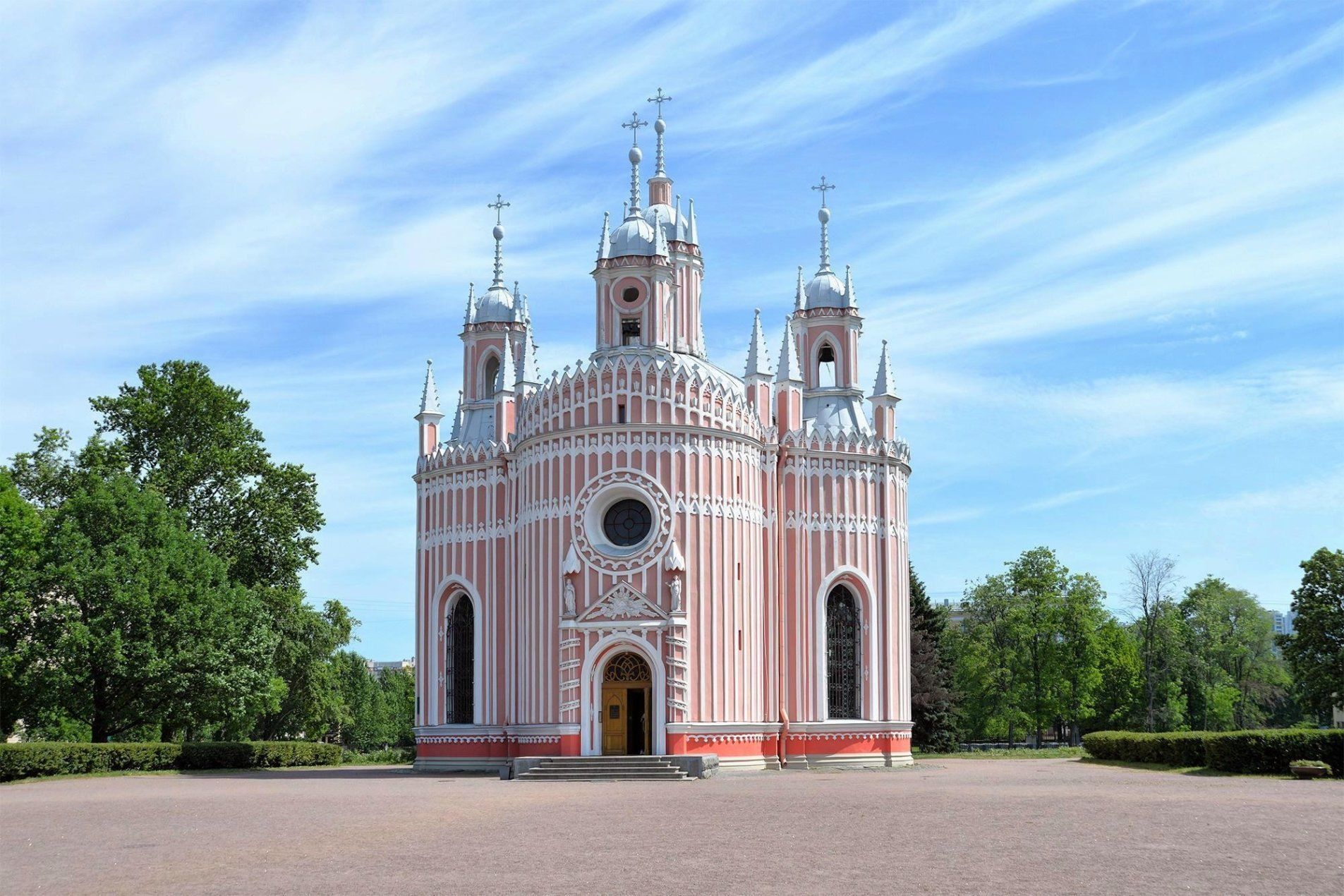 Чесменская церковь прямо у дома 'Victory plaza' Гастелло ул., 7