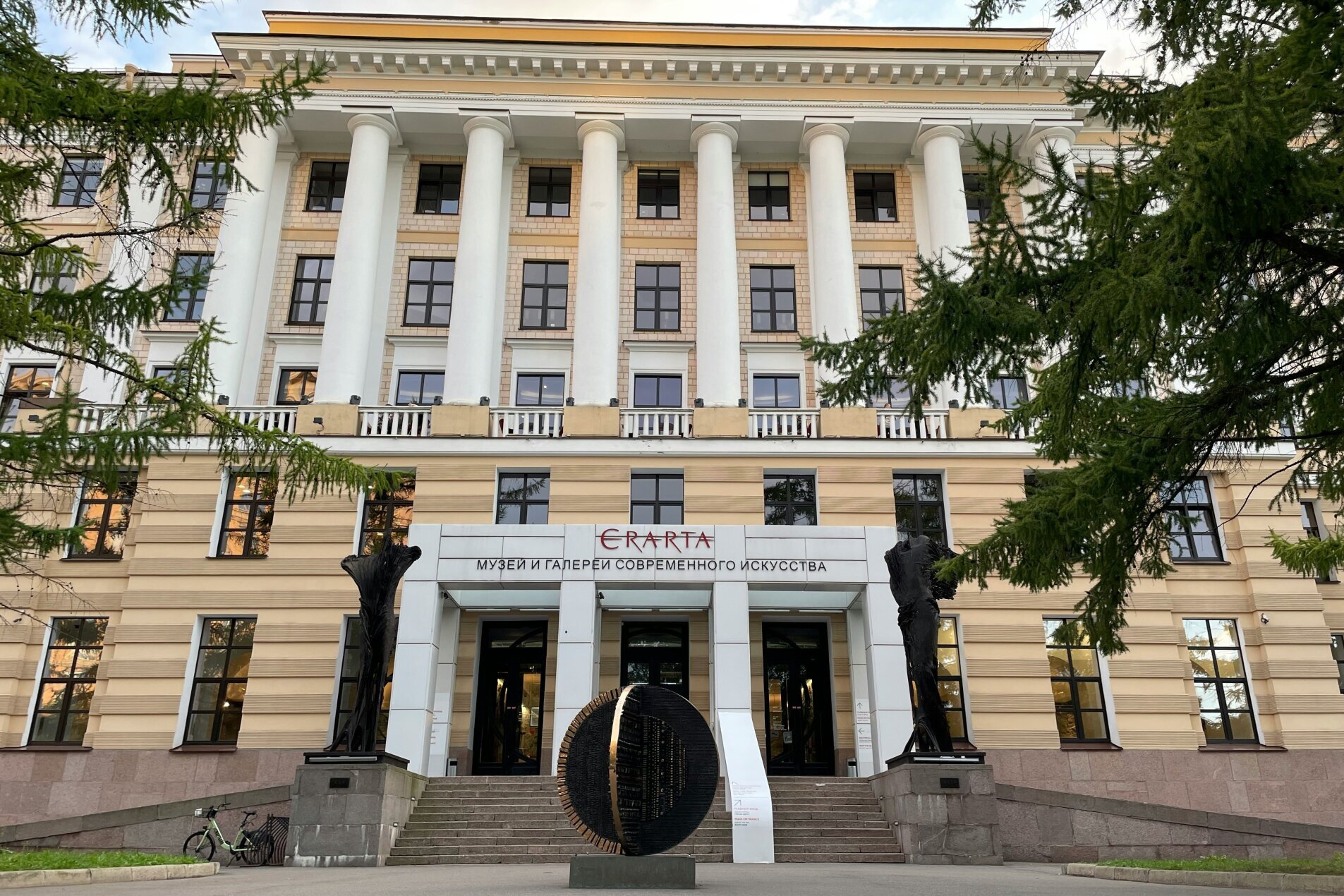 Музей современного искусства Эрарта - украшение В.О. 'Маленькая Франция' 20-я Линия В. О., 5-7 Музей современного искусства Эрарта - украшение В.О. 'Маленькая Франция' 20-я Линия В. О., 5-7