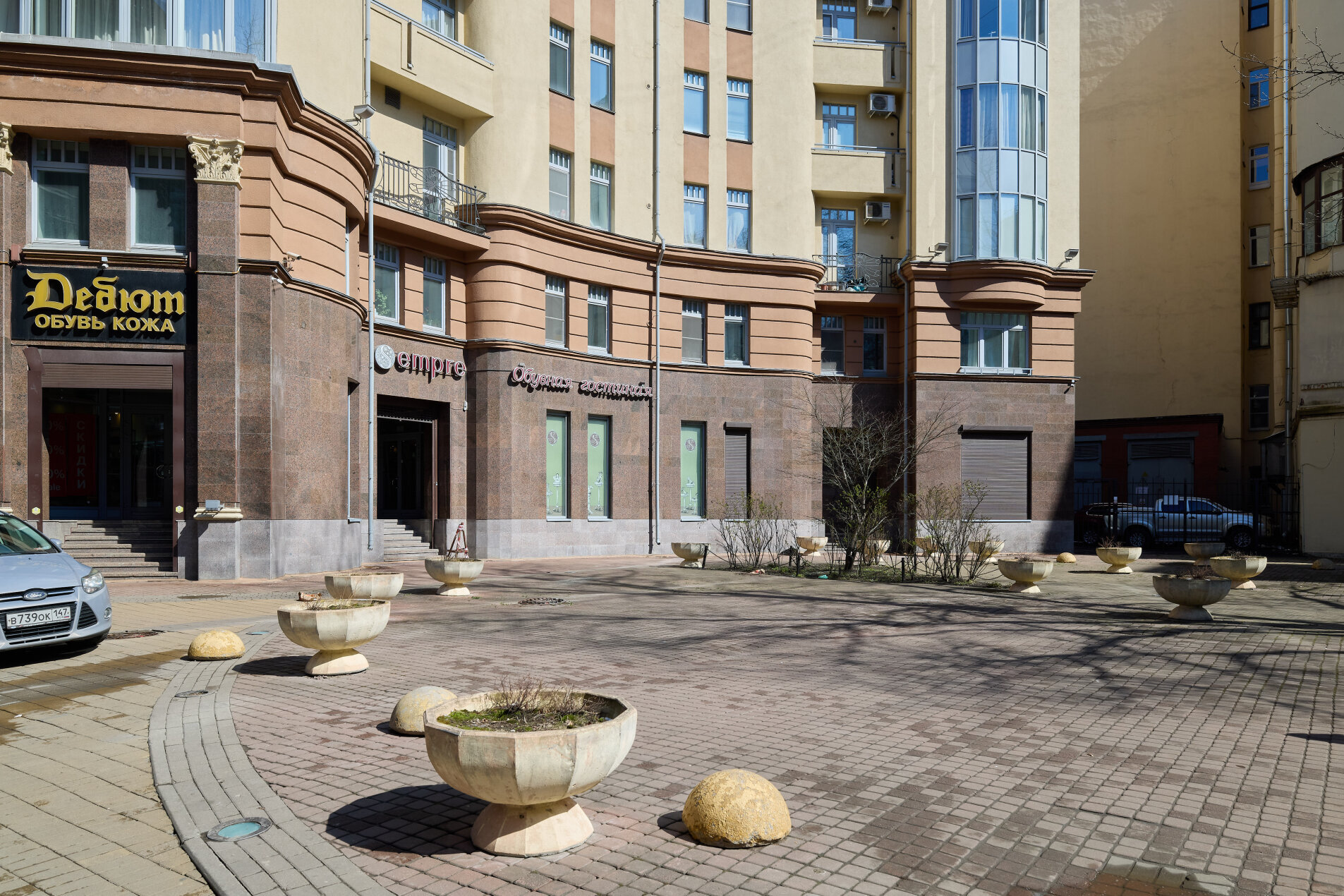 У дома 'Карповки, 10' Реки Карповки наб., 10 У дома 'Карповки, 10' Реки Карповки наб., 10