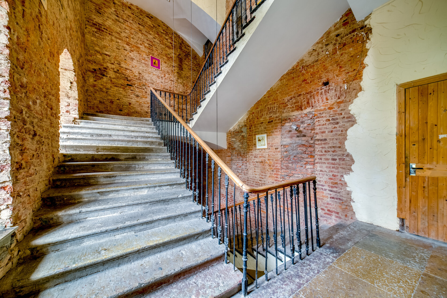Историческая кирпичная кладка в парадной 'Мойки, 5' Мойки реки наб., 5