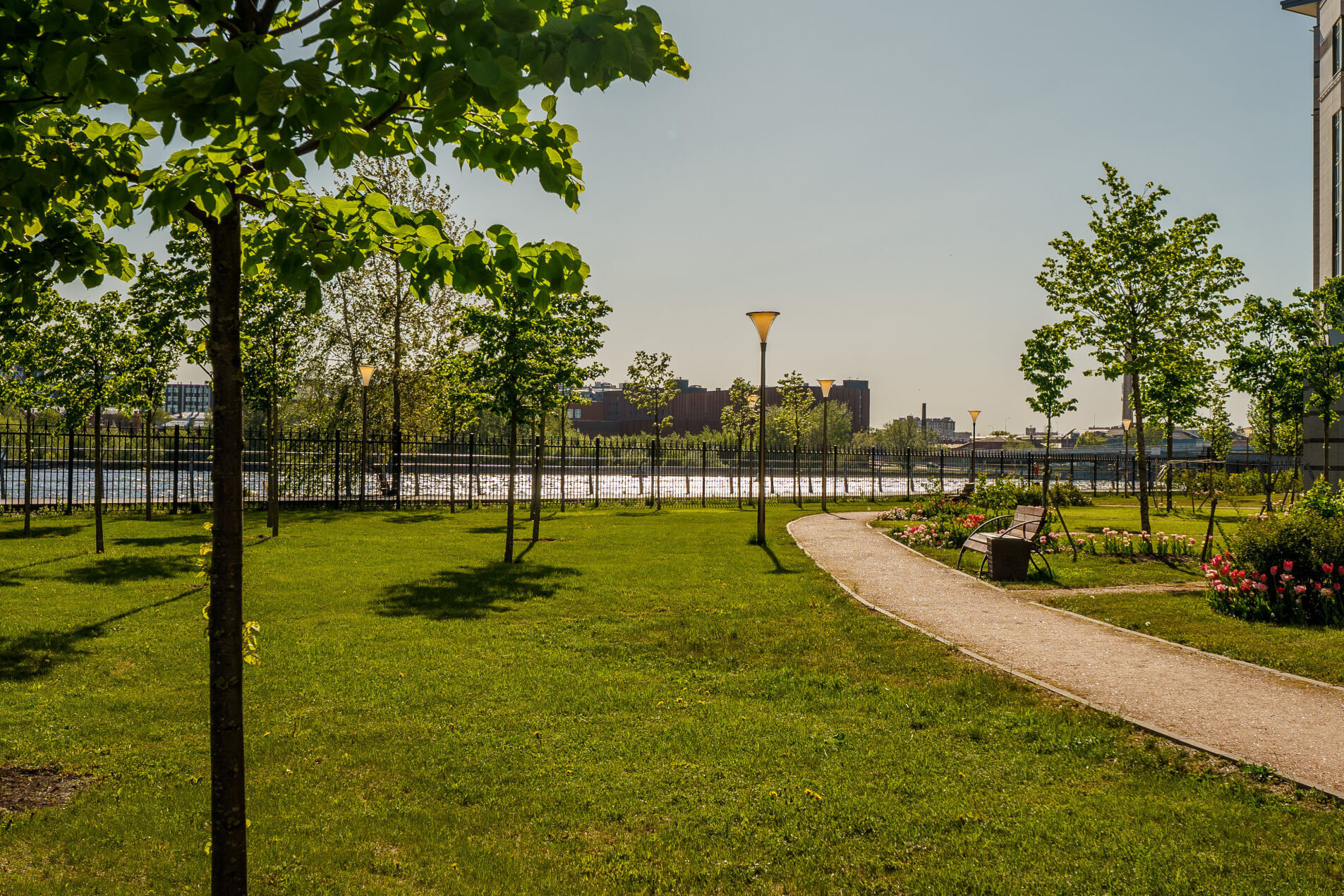 Небольшой сад возле дома 'Royal Park' Петровский пр., 2 Небольшой сад возле дома 'Royal Park' Петровский пр., 2