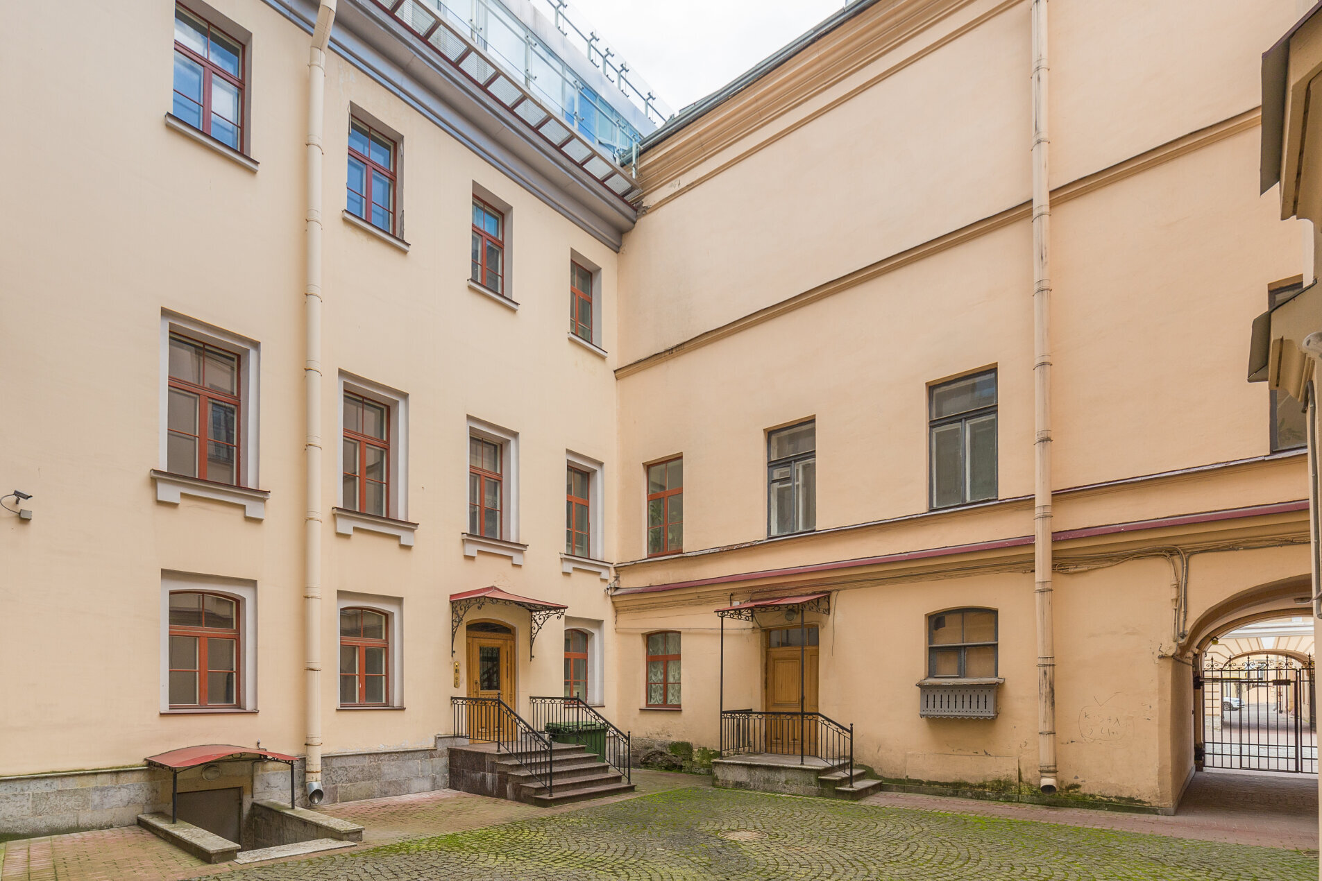 Парковка, закрытый двор, вход в парадную 'Мойки, 22а' Мойки реки наб., 22а Парковка, закрытый двор, вход в парадную 'Мойки, 22а' Мойки реки наб., 22а