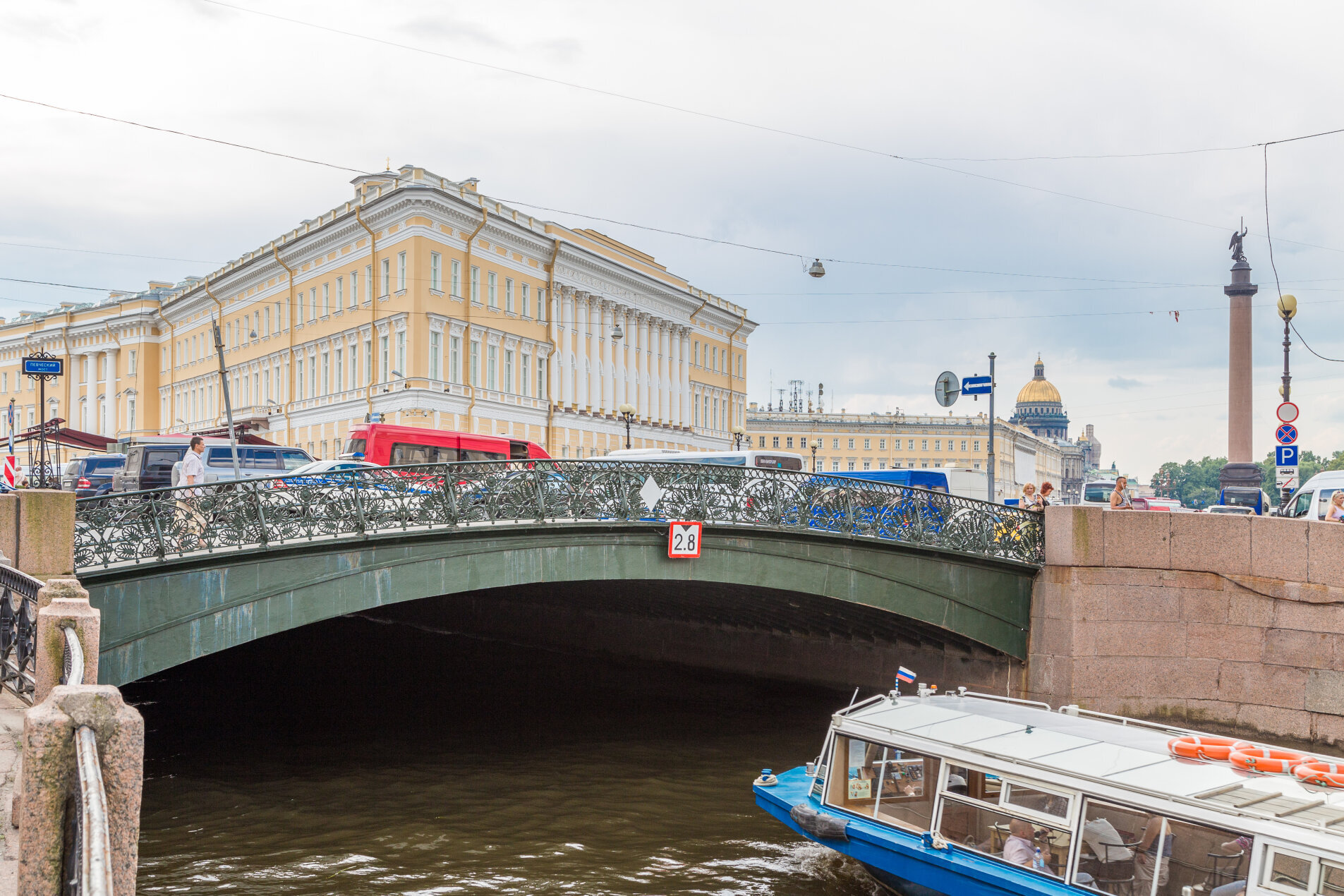 У парадной Певческий мост, Мойка 'Мойки, 22а' Мойки реки наб., 22а У парадной Певческий мост, Мойка 'Мойки, 22а' Мойки реки наб., 22а