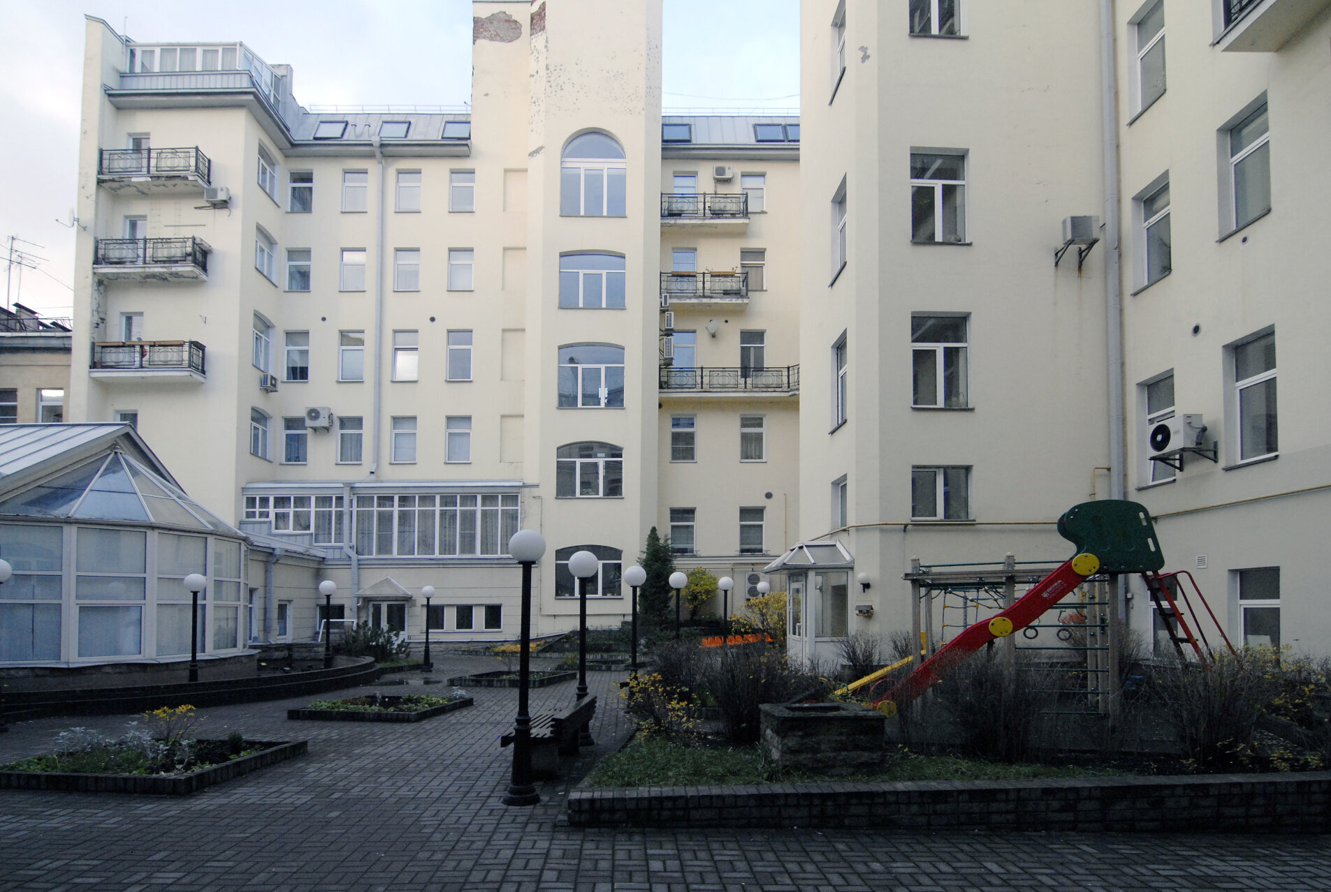 Двор с детской площадкой 'Б. Московская, 14/1' Б. Московская ул., 14/1 Двор с детской площадкой 'Б. Московская, 14/1' Б. Московская ул., 14/1