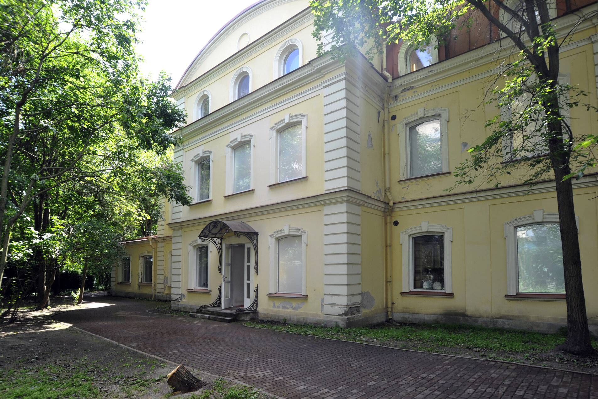 Вход в особняк 'Крестовский, 20' Крестовский пр., 20