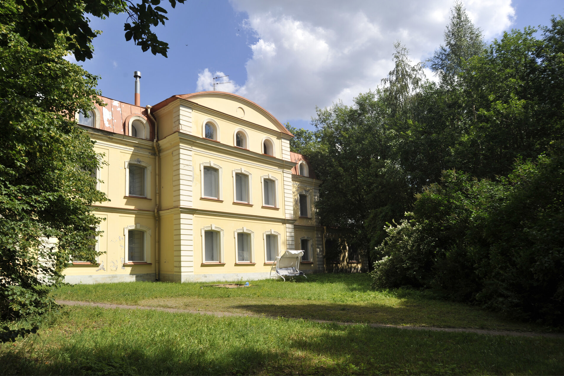 Особняк в окружении зелени 'Крестовский, 20' Крестовский пр., 20