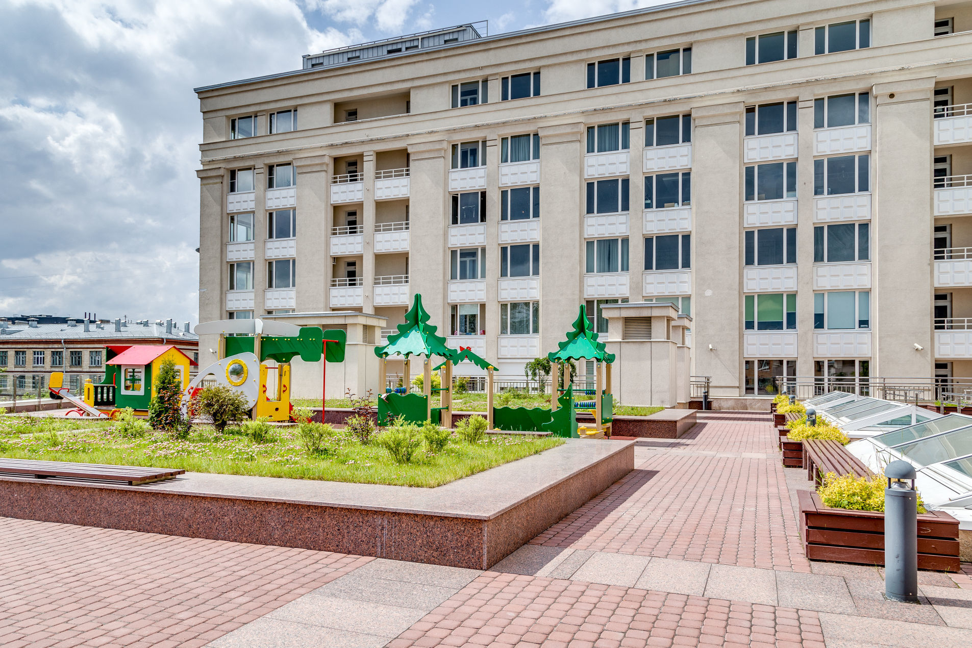 Детская площадка во внутреннем дворе 'Александрия' Новгородская ул., 23 Детская площадка во внутреннем дворе 'Александрия' Новгородская ул., 23
