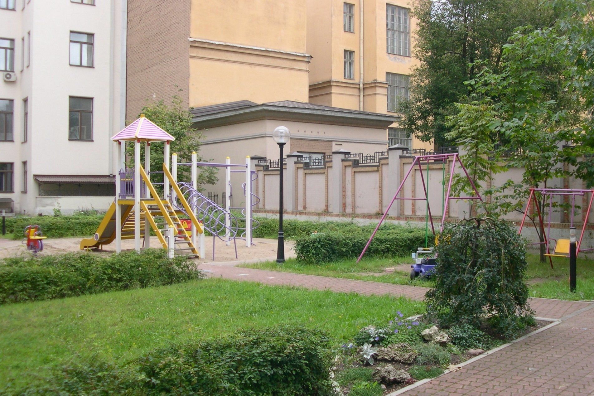Детская площадка в закрытом дворе дома 'Альба' 3-я Линия В.О., 54 Детская площадка в закрытом дворе дома 'Альба' 3-я Линия В.О., 54