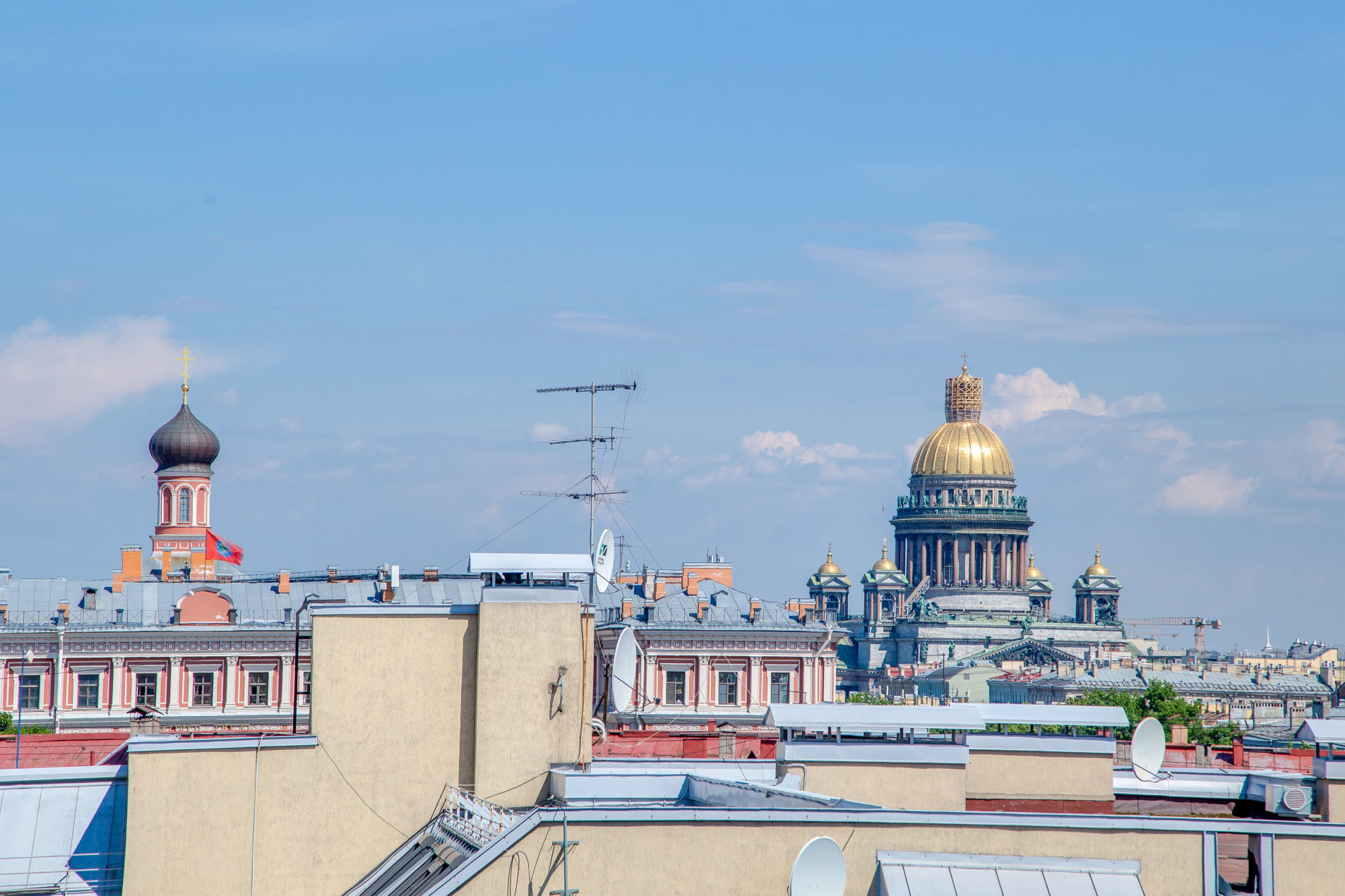Исаакий в окне 'Голландия' Адмиралтейского кан., 15/Галерная ул., 40