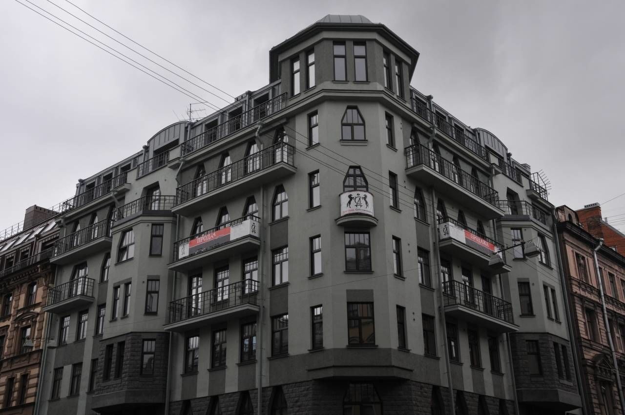 Угловая башня украшает фасад 'Дворцовая слобода' Стремянная ул., 15