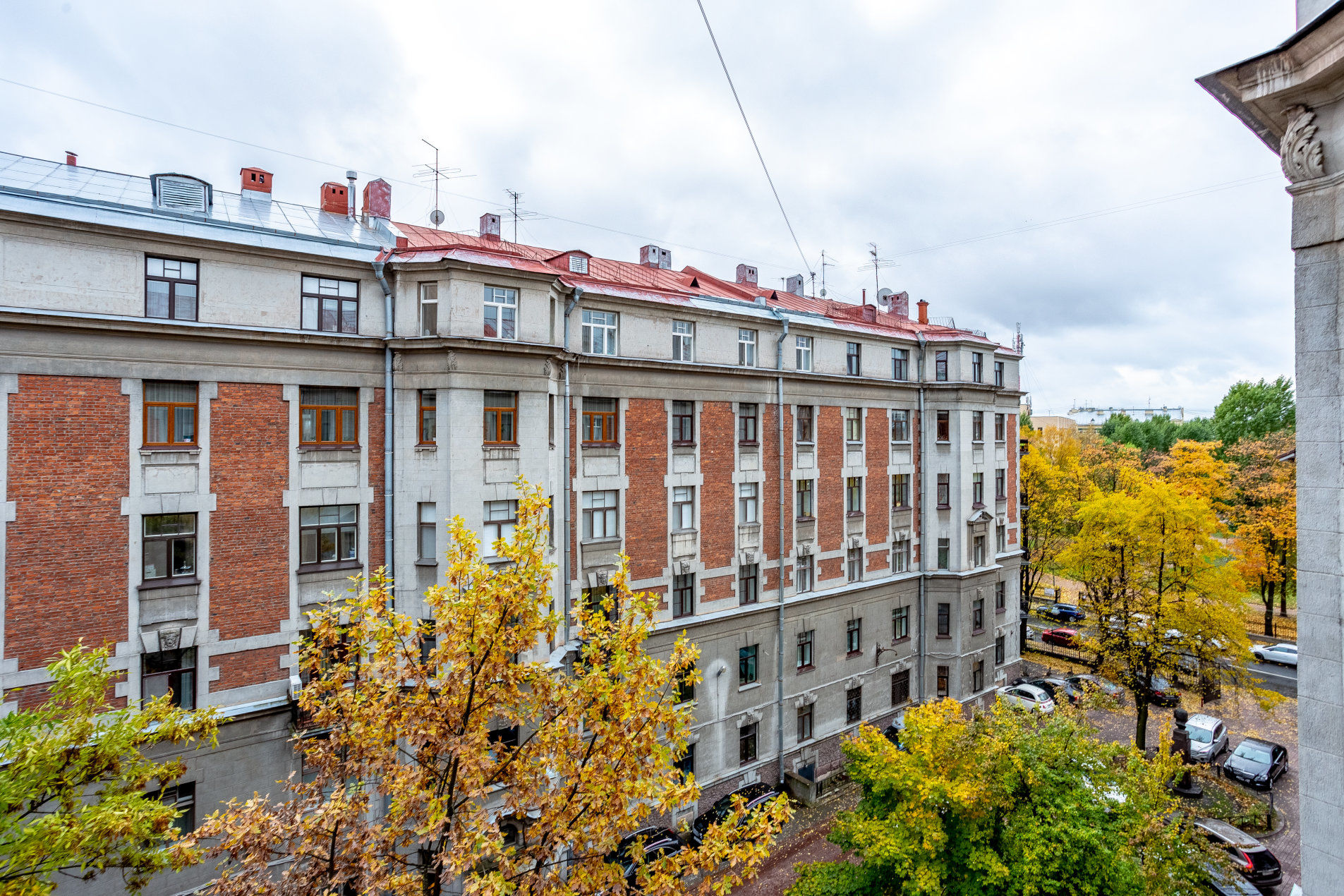 Матвеевский сад виден из окон 'Дом Бенуа' Кронверкская ул., 29