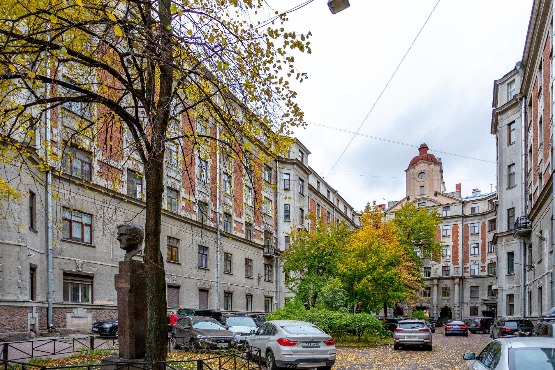 Парадный двор-курдонёр 'Дом Бенуа' Кронверкская ул., 29