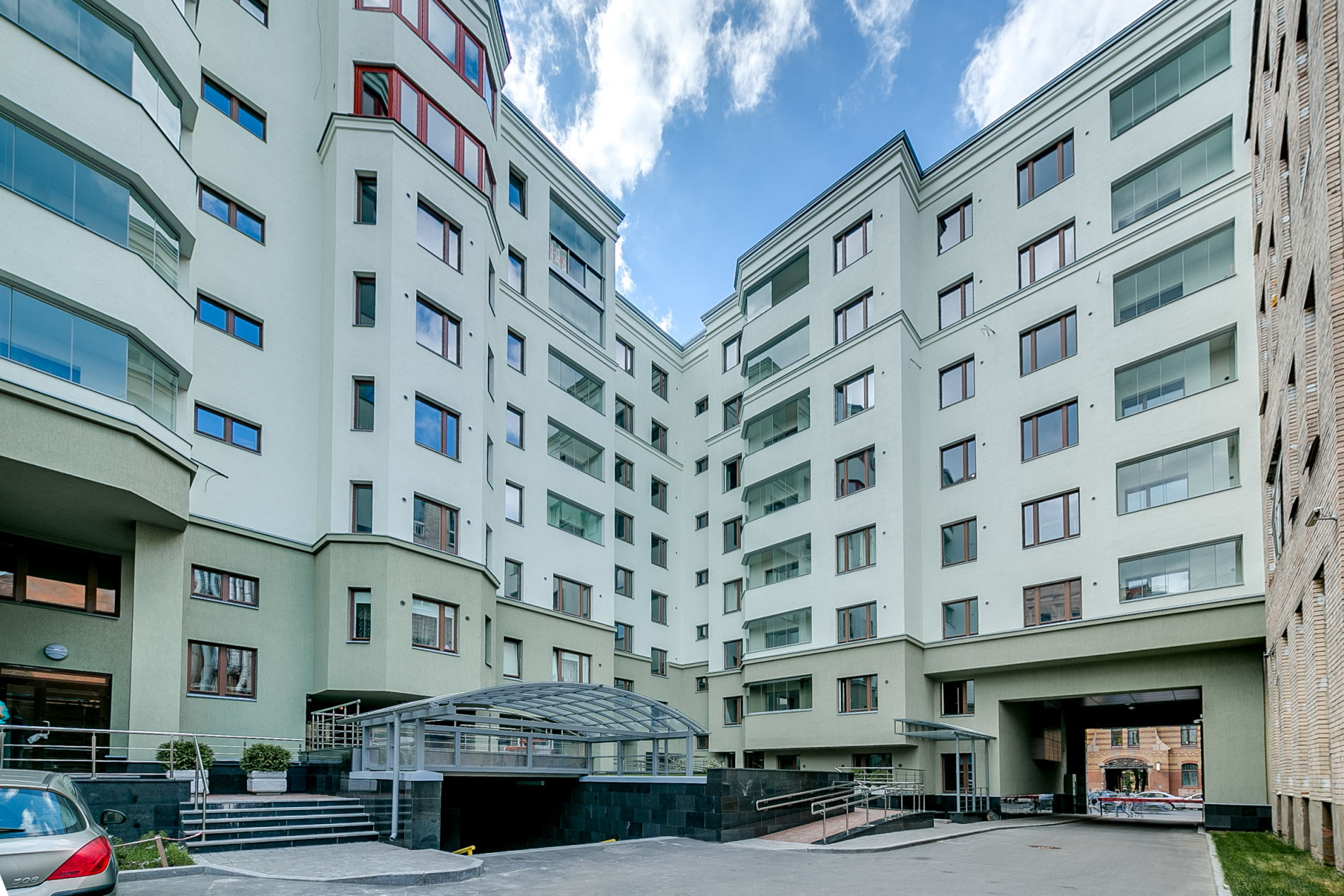 Фасад со стороны двора 'Дом на Дворянской' Куйбышева ул., 13 Фасад со стороны двора 'Дом на Дворянской' Куйбышева ул., 13