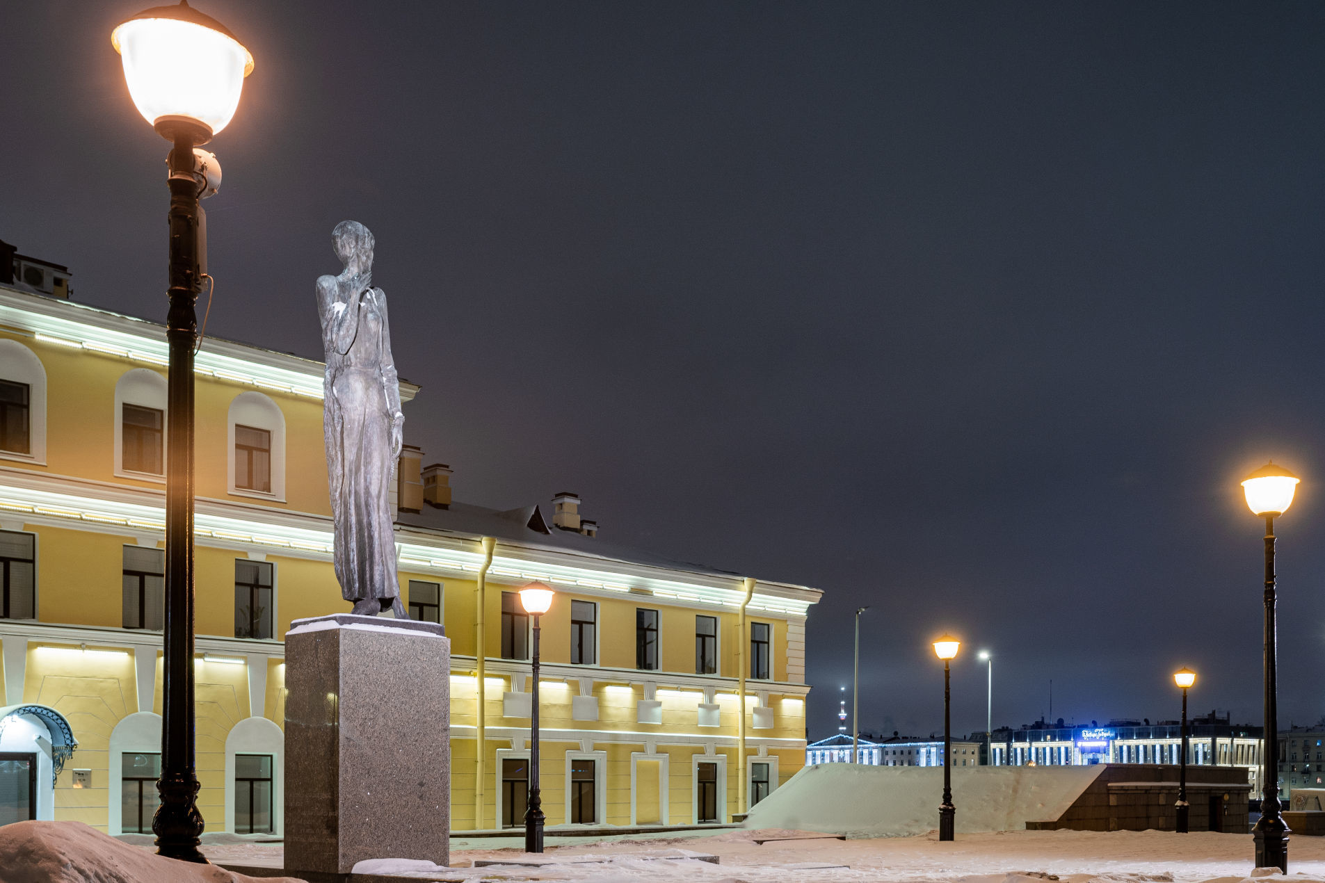 Памятник Анны Ахматовой рядом с домом 'Дом на Неве' Воскресенская наб., 12 Памятник Анны Ахматовой рядом с домом 'Дом на Неве' Воскресенская наб., 12