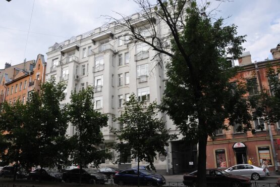 Зелень деревьев перед окнами 'Петровский посад' Малая Посадская ул.,18 Зелень деревьев перед окнами 'Петровский посад' Малая Посадская ул.,18