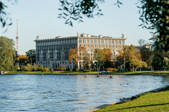 Набережная рядом с домом 'Венеция' Депутатская ул., 26