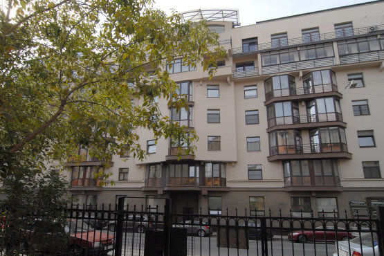 Вид на дом из сквера напротив 'Рождественский' 8-я Советская ул., дом 37-39 Вид на дом из сквера напротив 'Рождественский' 8-я Советская ул., дом 37-39